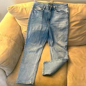 Fashion Nova, Tapered straight-legged ankle jeans. Stone washed.
